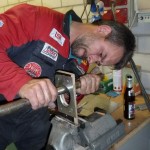 Andreas beim Anfertigen des Lufteinlasses an der Motorhaube