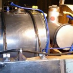 Fast immer wird bis in die frühen Morgenstunden gewerkelt; Falltank und Öltank sind aufbereitet und vormontiert
