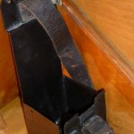 der Kasten ist die Aufnahme für den Verbandskasten. Beläge für die Bremspedale. Cockpitscheiben 